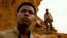 John Boyega a Oscar Isaac ve snímku Star Wars: Vzestup Skywalkera