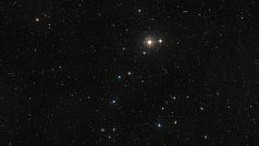 Snímek oblohy kolem galaxie NGC 4993 z archivu DSS