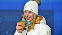 Ester Ledecká se zlatou olympijskou medailí