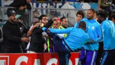 Fotbalista Patrice Evra nakopl fanouška svého klubu do hlavy.