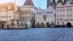 Kříže na Staroměstském náměstí připomínající oběti covidu-19 v Česku