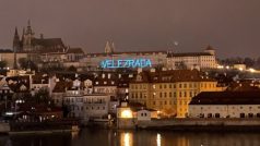Organizace Zastavme velezradu v noci na úterý promítala na Pražský hrad nápis ‚velezrada‘