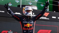 Max Verstappen slaví zisk pole position na domácí Velké ceně Nizozemska