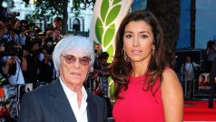 Bývalý dlouholetý šéf formule 1 Bernie Ecclestone s brazilskou manželkou Fabianou