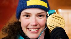 Švédská biatlonistka Hanna Öbergová se zlatou medailí.