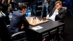 V zápase o titul proti sobě nastoupili Nor Magnus Carlsen a Fabiano Caruana