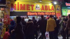 Nad průčelím slavného istanbulského obchodu, kde se prodávají losy, slibuje světelný nápis, že vás Nimet Abla učiní vítězem