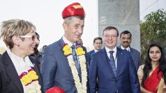 Premiér Andrej Babiš během tradičního přivítání v závodě Škody Auto a VW v Chakanu u Pune v Indii. Vpravo od premiéra je člen představenstva Škody Auto Bohdan Wojnar