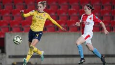 Vivianne Miedema odehrává míč před Slavistkou 	Veronikou Pincovou.