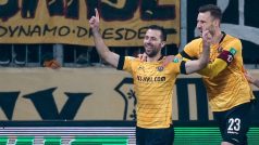 Josef Hušbauer (vlevo) slaví se spoluhráči svůj první gól v dresu Drážďan