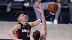 Tyler Herro (vlevo) se prosazuje přes bránícího Gordona Haywarda