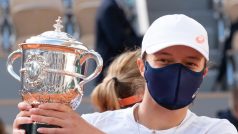 Polská tenistka Iga Šwiateková s trofejí za vítězství na French Open