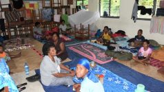 Lidé z Fidži ukrytí před cyklonem Yasa v evakuačním centru