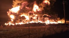 Kolem 05.30 hasiči informovali, že hoří na ploše zhruba 100 krát 150 metrů