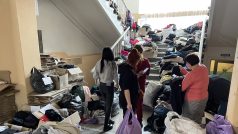 Humanitární pomoc do centra přivážejí nejen lidé žijící v okolí, ale i velké firmy, korporace, fondy a jiné organizace