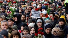 Ulicemi proudily davy lidí, z nichž někteří přišli ze zhruba 2,5 kilometru vzdáleného prostranství před chrámem Ikony Matky Boží, kde se konala pieta za Navalného. Na plakátu je nápis: Navalnyj zemřel.