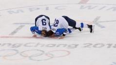 Finské hokejistky líbají led po utkání s Ruskem.