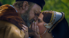 Jude Law a Alicia Vikander jako Jindřich VIII. a jeho šestá žena Kateřina Parrová v zahajovacím snímku 57. ročníku Mezinárodního filmového festivalu v Karlových Varech