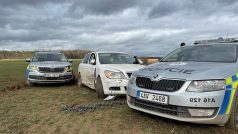 Při honičce byly poškozeny tři policejní vozy a jeden z policistů utrpěl drobné zranění od kousku střely