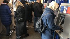 Obyvatelé Moskvy se snaží vybrat si své úspory