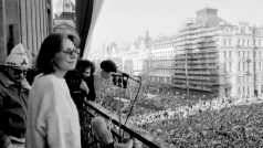 Marta Kubišová na balkonu Melantrichu na Václavském náměstí během demonstrací v roce 1989