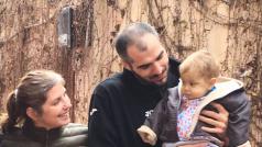 Alejandro Benitez se synovcem Milem, vedle nich stojí jeho sestra a maminka dítěte Natalia.
