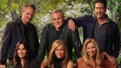 Herci z seriálu Přátelé se po letech sešli ve speciální epizodě. Zleva (horní řada) Matthew Perry, Matt LeBlanc, David Schwimmer, (dolní řada) Courteney Cox, Jennifer Aniston a Lisa Kudrow