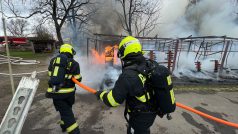 Hasiči Praha při zásahu u požáru stájí na Císařském ostrově v Praze