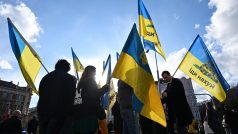 Pochodu na podporu Ukrajiny se v Praze účastnily stovky lidí