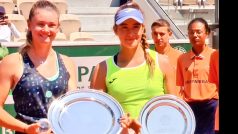 Lucie Havlíčková (vlevo) ovládla juniorské Roland Garros