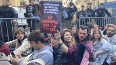 Aktivisté protestovali v Paříži proti energetické společnosti Total