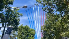 Francouzská akrobatická skupina Patrouille de France namalovala na oblohu francouzské barvy