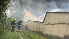 Hasiči bojují s požárem střelnice v Praze - Sedlci