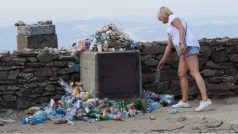 Hromada odpadků na zídce polské strany Sněžky vytvořená turisty, kterým ani absence odpadkových košů nebrání v znečišťování hory