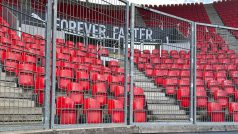 Plot před tribunou hostujících fanoušků na stadionu Slavie Praha