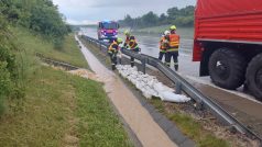 U Hranic na Přerovsku zaplavila voda část dálnice D1