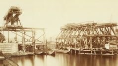 Palackého most vznikl v letech 1876-1878 navzdory tehdy probíhající hospodářské krizi. Stavělo se podle projektu Bedřicha Münzbergera a Josefa Reitera z potřeby lepšího spojení s rychle se rozvíjejícím průmyslovým Smíchovem.