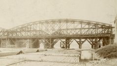 Přestavba železničního mostu od Jindřich Eckert z roku 1901. Na fotografii jsou vidět starý i nový železniční most