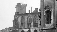 Během bojů byla vážně poškozena Staroměstská radnice