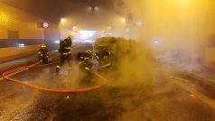 Požár policejního vozu v tunelu Blanka.
