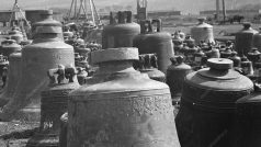 V Praze byly zvony naloženy na lodě a po Vltavě a Labi pak putovaly do Německa na zpracování. Celkem takto bylo roztaveno 13 až 14 tisíc (přesné číslo není známé) zvonů z území dnešní České republiky