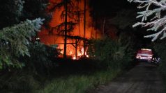 Požár karavanů a části lesa v kempu Radava u Orlické přehrady.