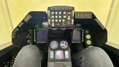 Kokpit v simulátoru stíhačky F-16.