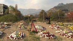 Kousek za památníkem je loučka, která je pokrytá hroby obětí vojáků za posledních několik týdnů