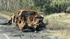 Na silnici jsou převrácené autobusy, napůl shořelé tanky, obrněné transportéry ruské armády, ale také rozstřílená nebo spálená osobní auta