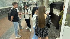Školní šatny hned před turnikety charkovského metra