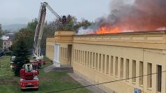 Rozsáhlý požár zasáhl v pondělí ráno jednu z firem v Polici nad Metují na Náchodsku