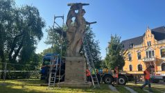 Firma začala s přesunem pomníku vojáka v Litoměřicích do areálu bývalých kasáren
