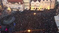 Zaplňující se Staroměstské náměstí: manifestace za odstoupení premiéra Andreje Babiše z hnutí ANO