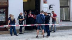 Policie a záchranáři u úřadu práce v pražské Bělehradské ulici, kde došlo ke střelbě